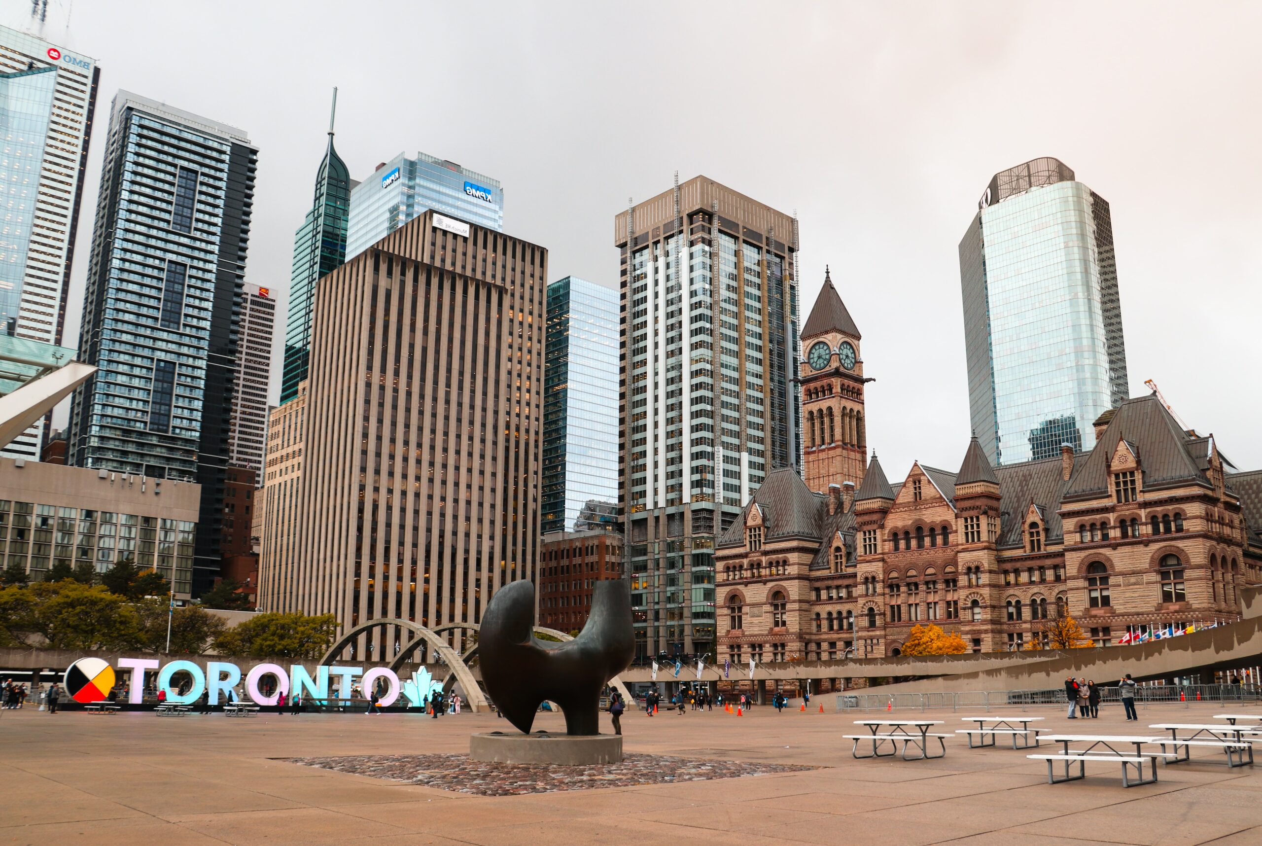 Picture of the city center of Toronto in Canada with a traditionnal townhall in the middle of high modern buildings