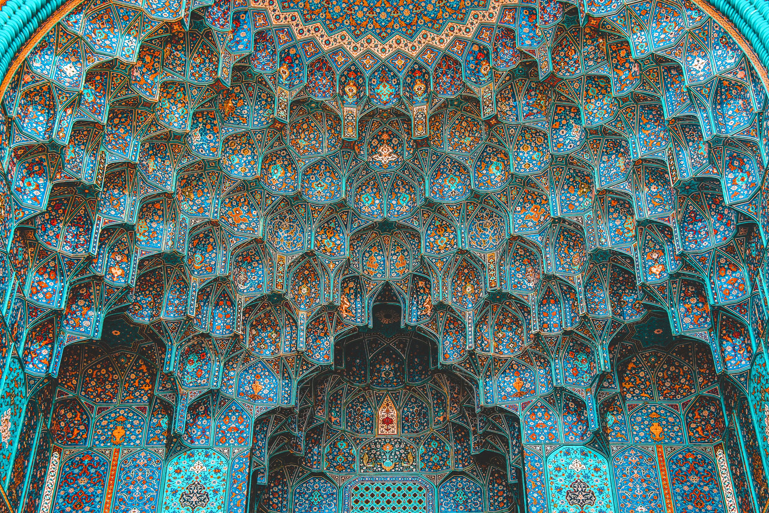 Picture of the intricate blue designs on the roof of a Moschee in Ispahan in Iran