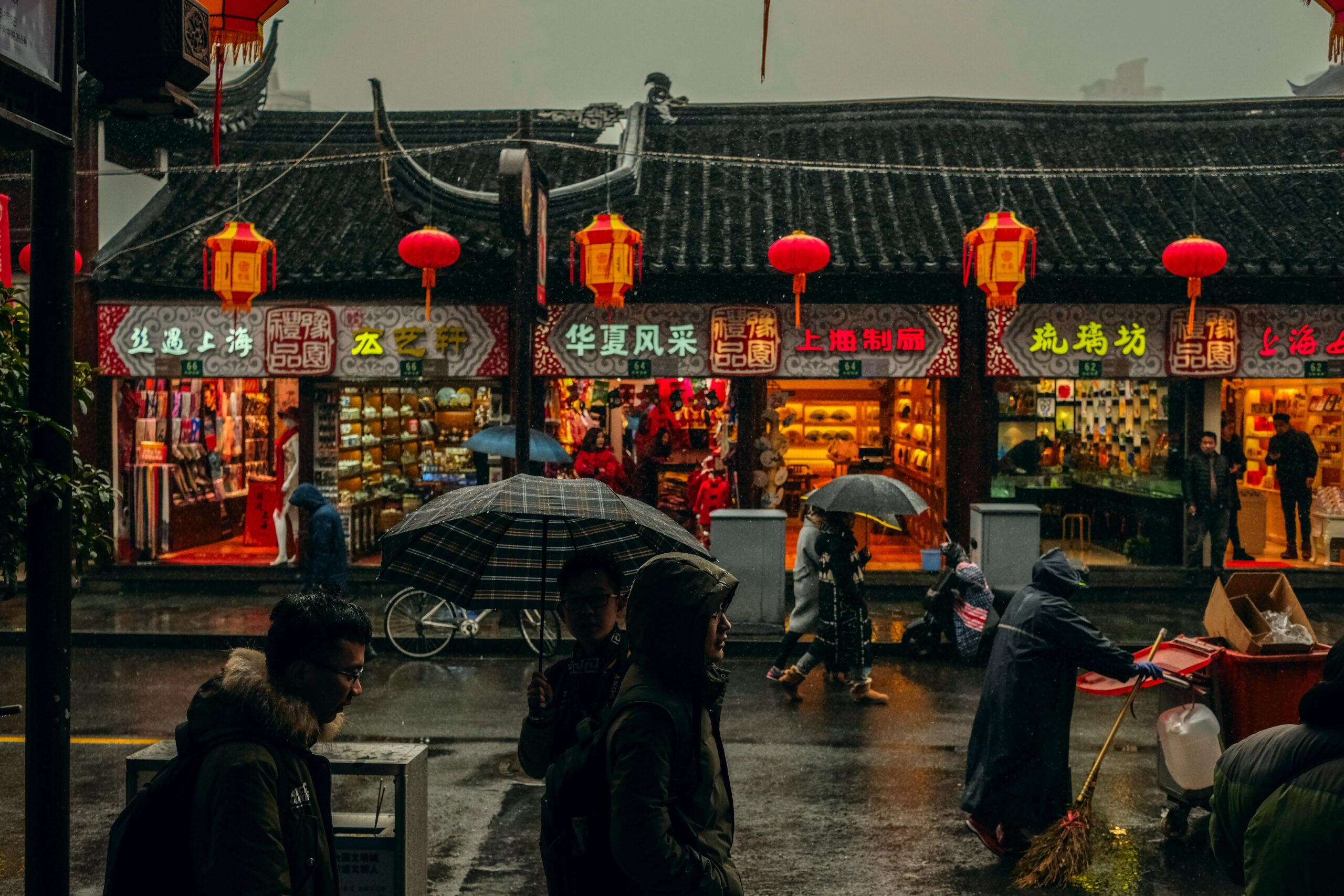 Shanghai traditionnal street under the rain