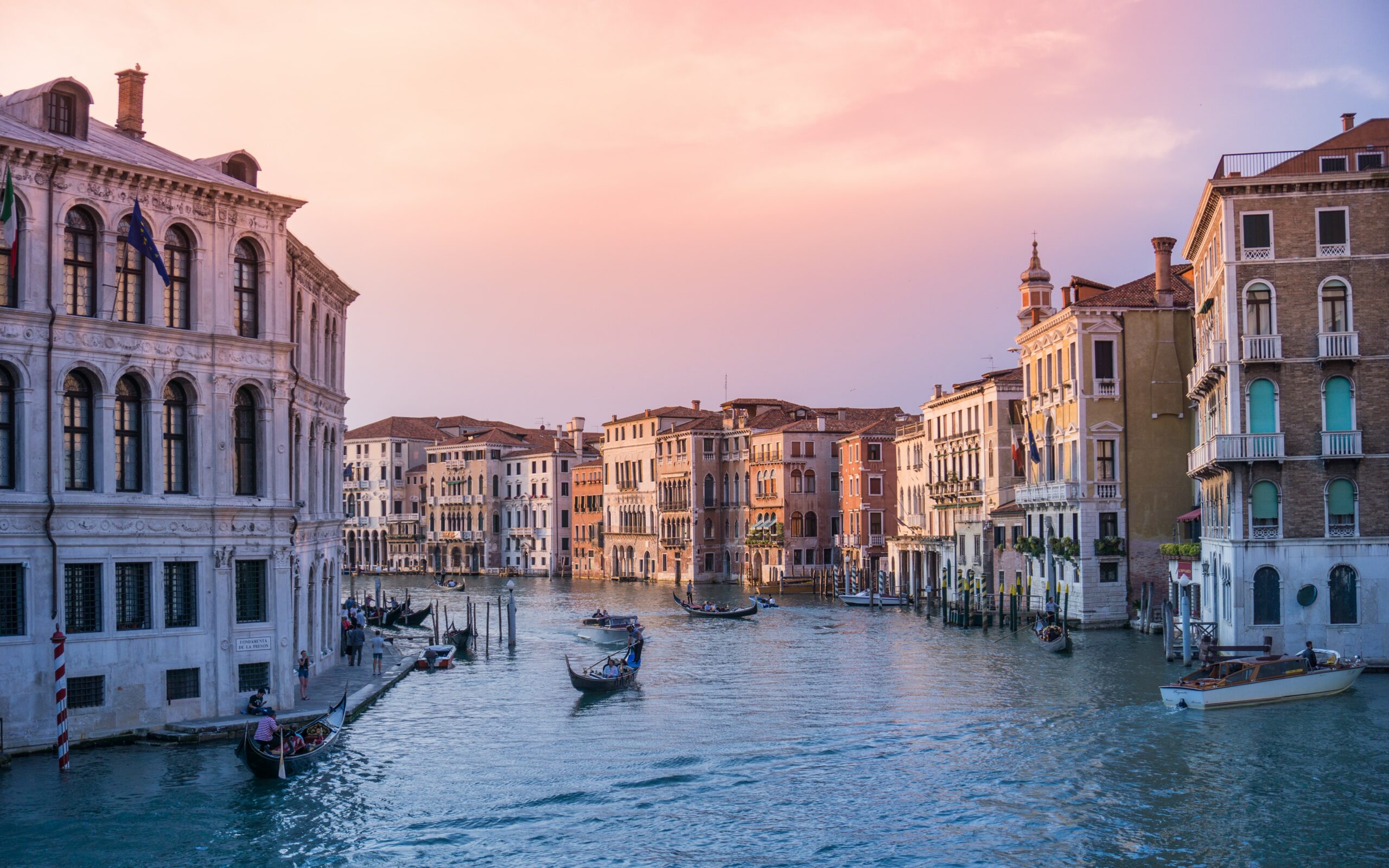 Boats on the canal in Venise during sunset